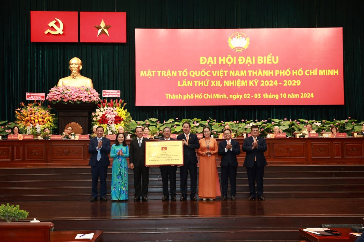 Bí thư Thành ủy TP.HCM Nguyễn Văn Nên trao tặng bảng đồng chúc mừng Đại hội (ảnh: MTTQ)