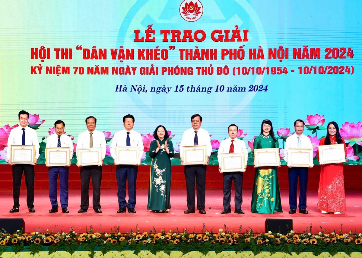 Bí thư Thành ủy Hà Nội Bùi Thị Minh Hoài trao Bằng khen của Ban Thường vụ Thành ủy cho các tập thể có thành tích xuất sắc. Ảnh: Viết Thành
