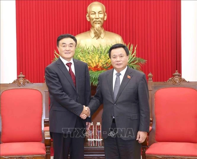 Đồng chí Nguyễn Xuân Thắng tiếp Viện trưởng Viện nghiên cứu Trung ương về Văn kiện lịch sử Đảng Cộng sản Trung Quốc Khúc Thanh Sơn. Ảnh: Phương Hoa/TTXVN