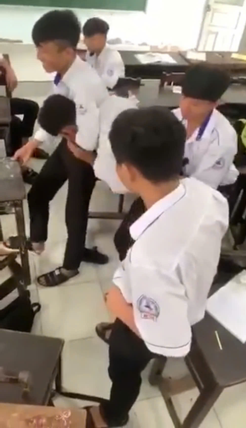 Một học sinh bị 3 học sinh khác đánh