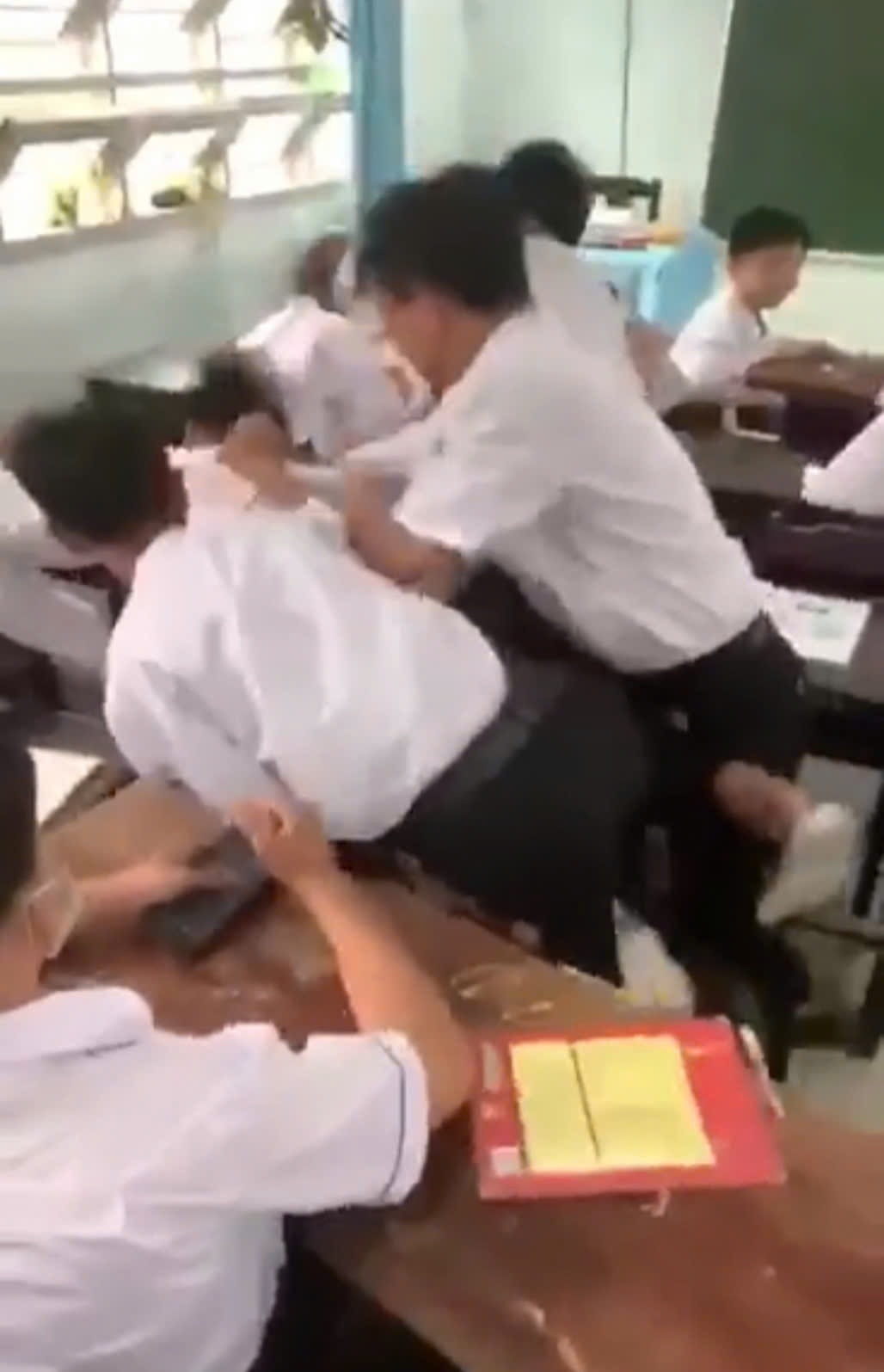 Cảnh nhiều học sinh đánh một sinh tại trường THPT An Thới (ảnh: cắt từ clip)