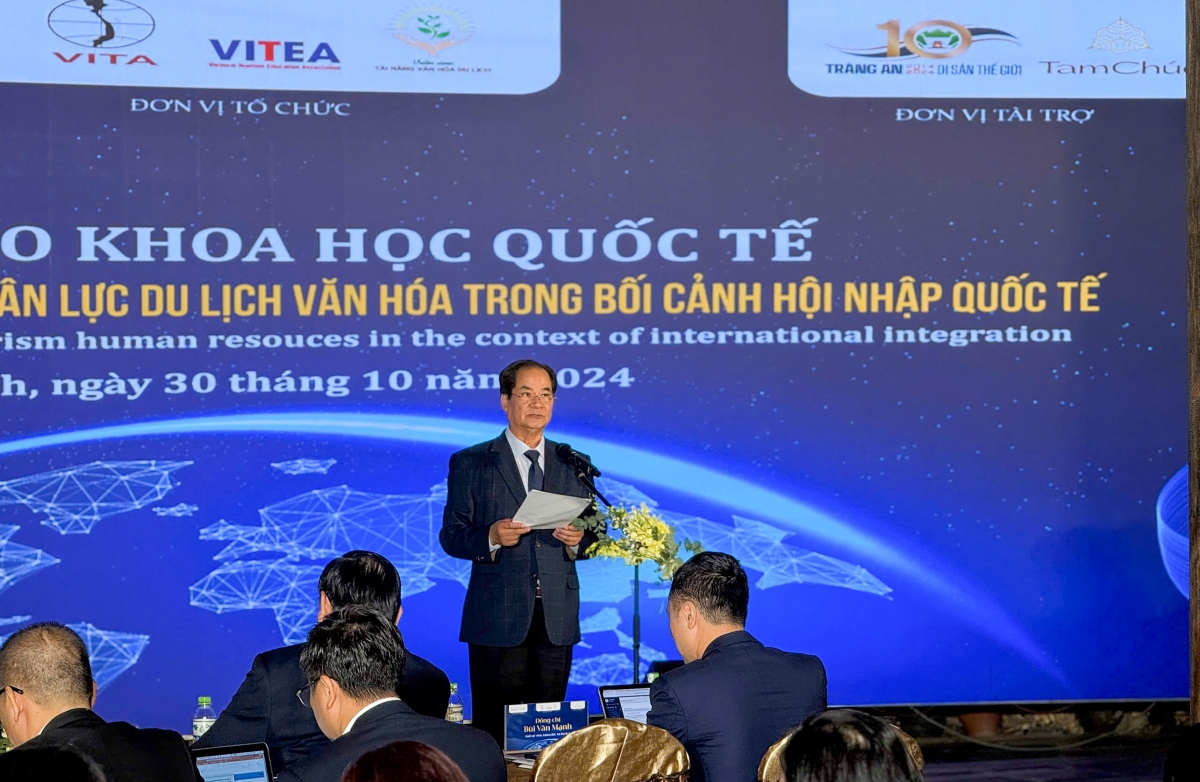 GS.TS. Đào Mạnh Hùng - Chủ tịch Liên Chi hội đào tạo du lịch Việt Nam phát biểu tại hội thảo “Đào tạo và sử dụng nguồn nhân lực du lịch văn hóa trong bối cảnh hội nhập quốc tế”