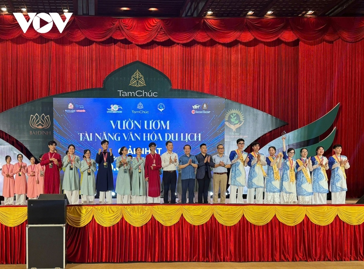Lãnh đạo Cục Du lịch quốc gia Việt Nam, Sở Du lịch Ninh Bình và các đại biểu trao giải cuộc thi "Đại sứ Văn hóa du lịch 2024"
