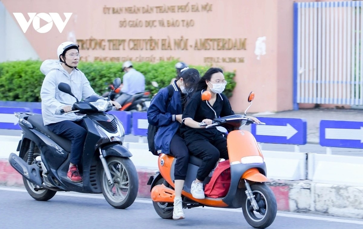Học sinh đi xe máy điện vi phạm tràn lan trên phố Hà Nội