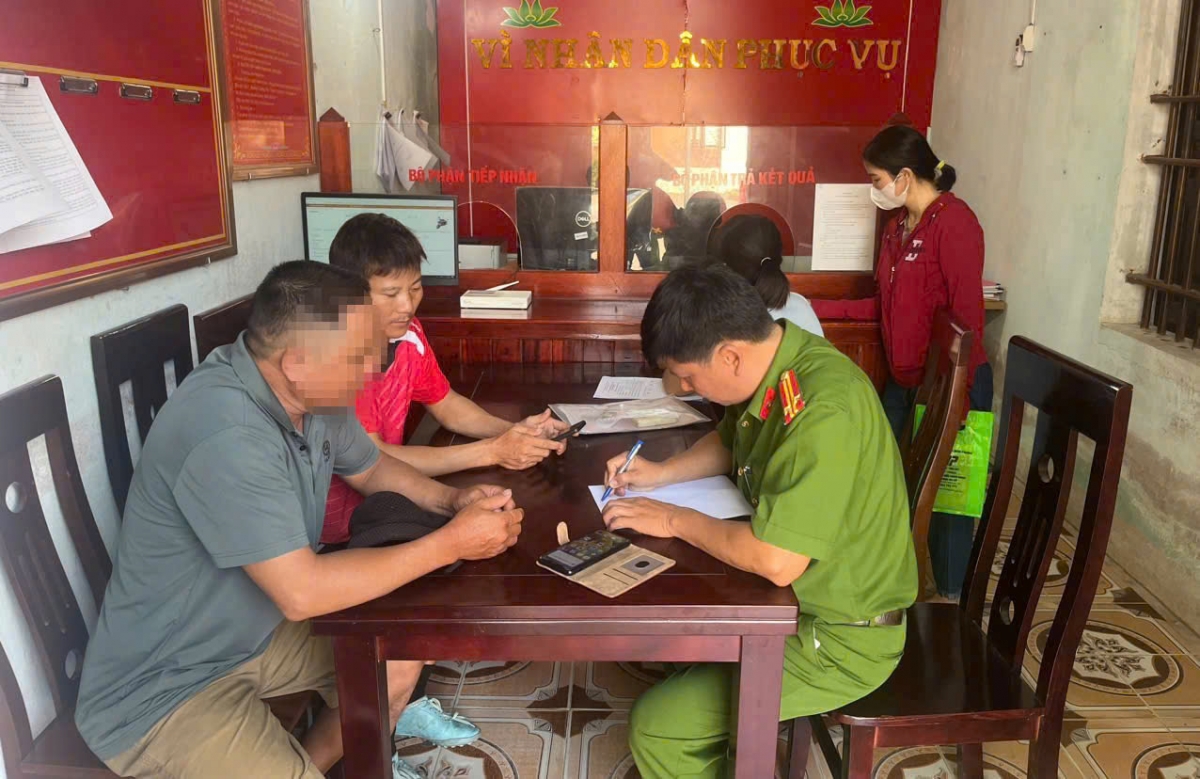 Công an xã Diễn Hùng hướng dẫn anh T.Q.C. thực hiện các thủ tục liên quan để lấy lại số tiền bị lừa đảo.