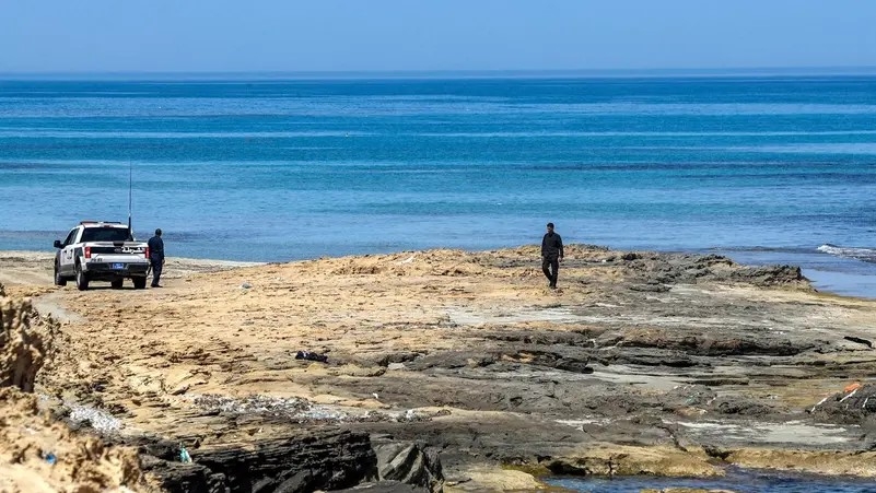 Nhân viên an ninh tại bờ biển Libya. (Ảnh: AFP)