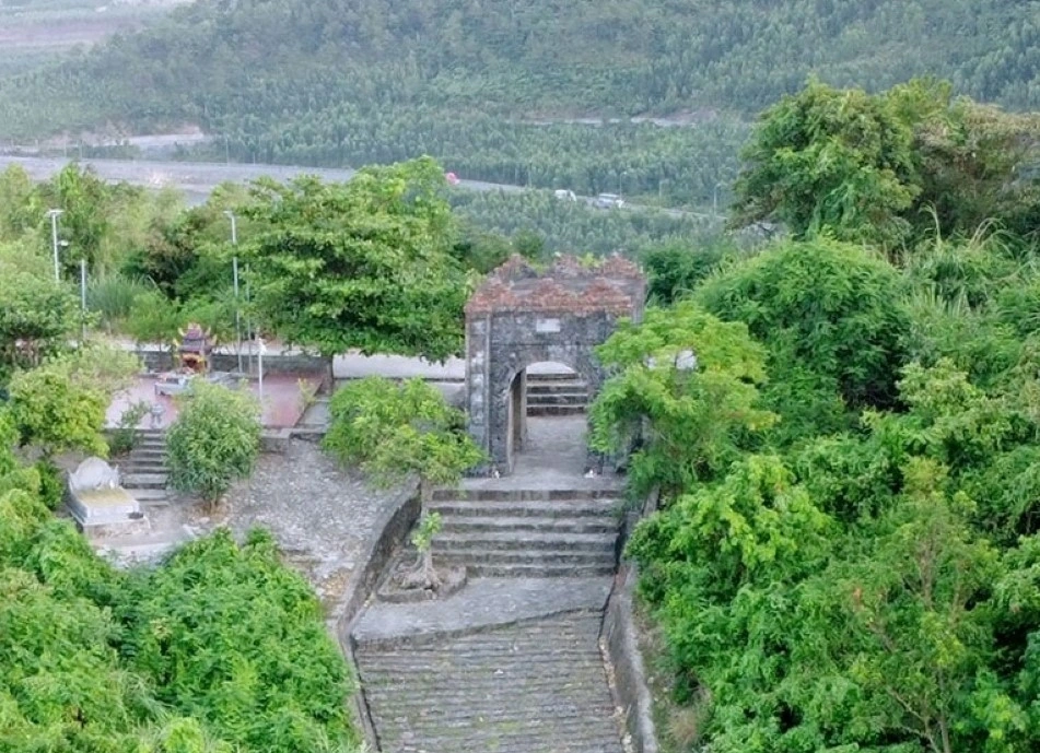 Di tích Hoành Sơn Quan tọa lạc trên đỉnh Đèo Ngang trực thuộc xã Quảng Đông, Quảng Trạch, Quảng Bình