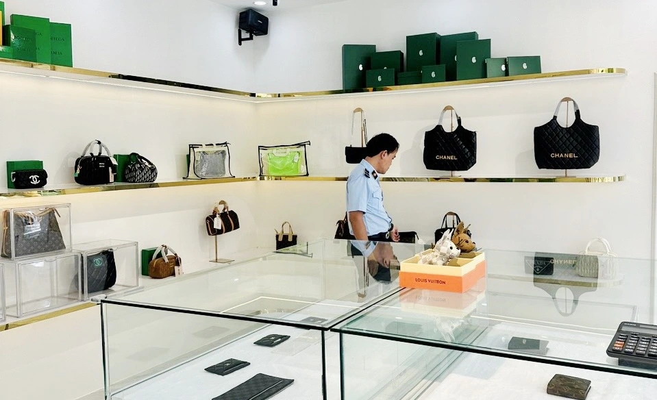 Địa điểm kinh doanh trưng bày để bán hàng hóa giả mạo nhãn hiệu trên địa bàn quận Sơn Trà, thành phố Đà Nẵng. (Ảnh: Cục Quản lý thị trường TP Đà Nẵng)