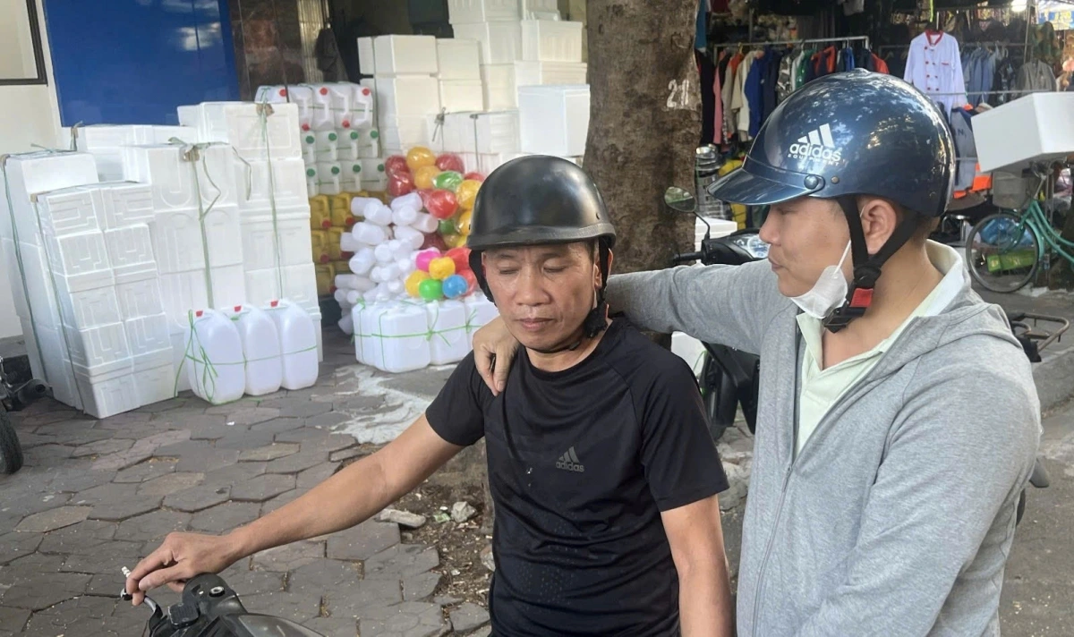 Nguyễn Văn Khôi (áo đen) bị bắt khi đang đi tiêu thụ tang vật. Ảnh: CA Hải Phòng.