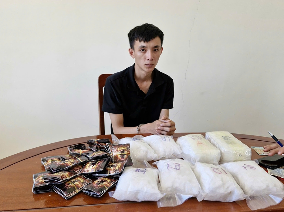 Đối tượng Trần Phước Dương bị bắt cùng tang vật ma túy được gọi "Nước vui"