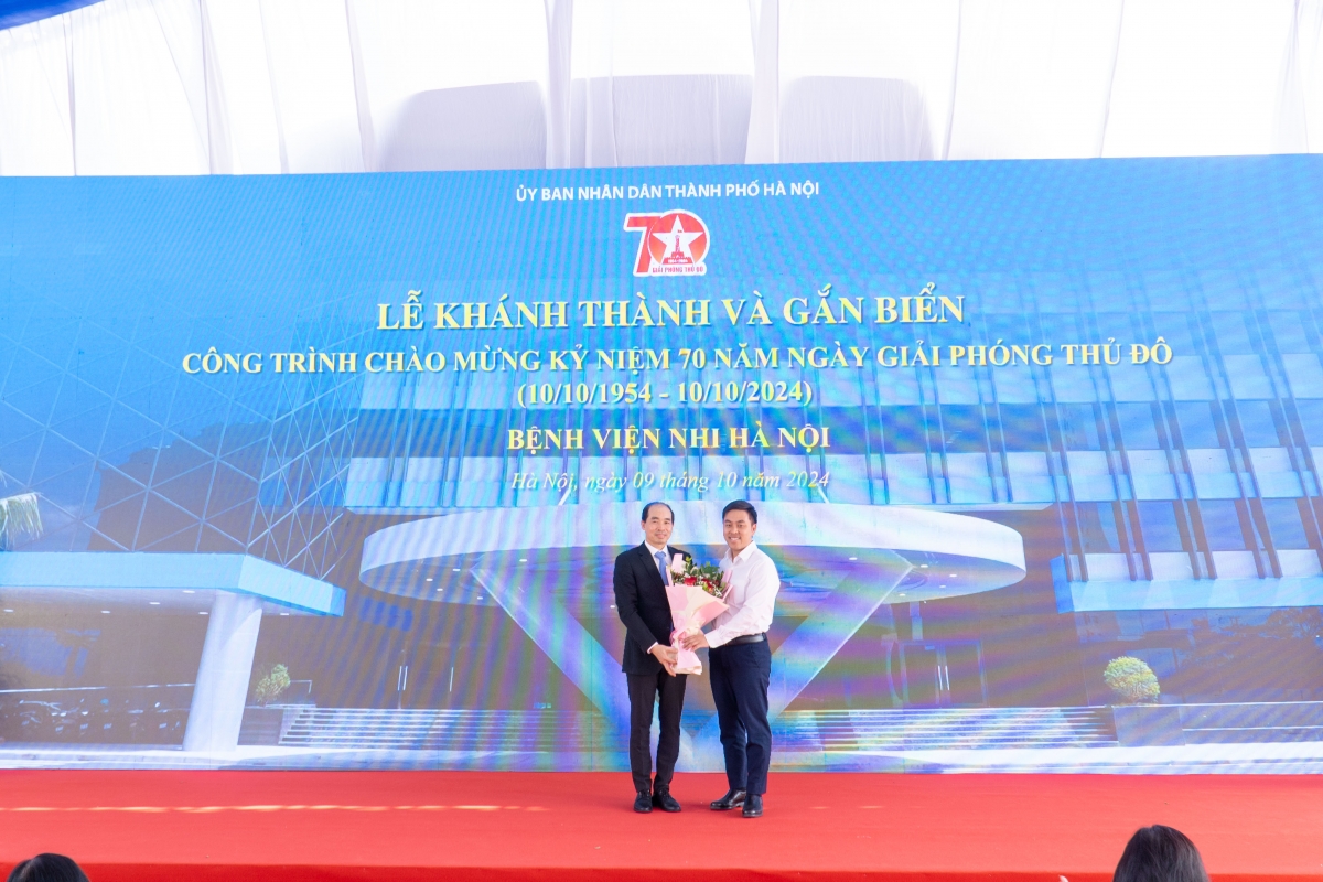 Ông Lê Tuấn Anh – Phó Tổng Giám đốc Tập đoàn GELEX (bên phải) nhận hoa tri ân từ lãnh đạo Sở Y tế Hà Nội tại Lễ Khánh thành.
