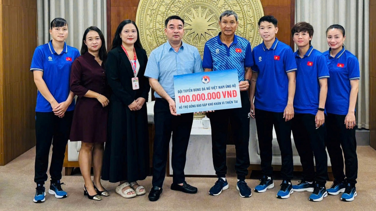 ĐT nữ Việt Nam có hành động ý nghĩa (Ảnh: VFF)