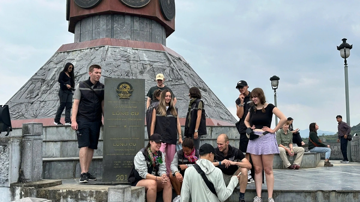 Du khách quốc tế tại khu vực cột cờ Lũng Cú, tỉnh Hà Giang ngày 7/10. Ảnh: Linh Tâm