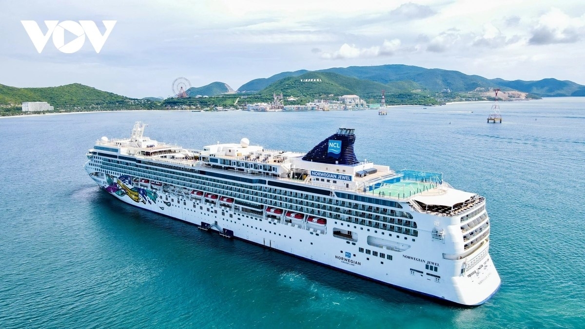 Tàu biển đưa hàng ngàn du khách đến thành phố Nha Trang, tỉnh Khánh Hòa