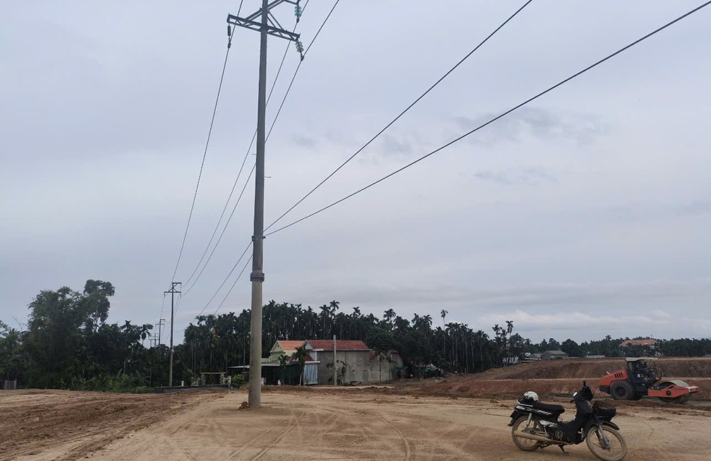 Đường điện nằm trên tuyến ảnh hưởng đến tiến độ thi công