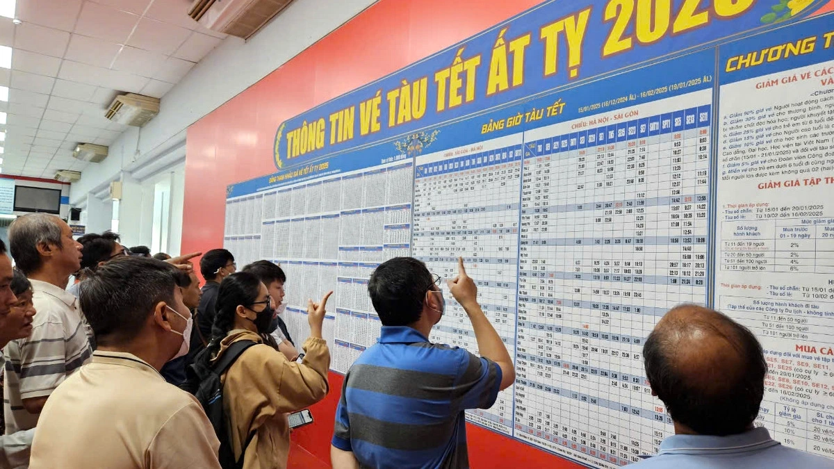Hành khách có nhu cầu mua vé có thể đến trực tiếp ga hoặc các kênh bán vé (ảnh B.H)