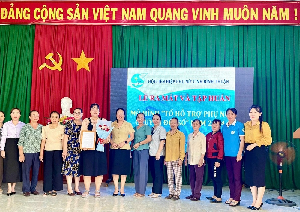 Ra mắt mô hình hỗ trợ phụ nữ chuyển đổi số. Ảnh: HLHPN