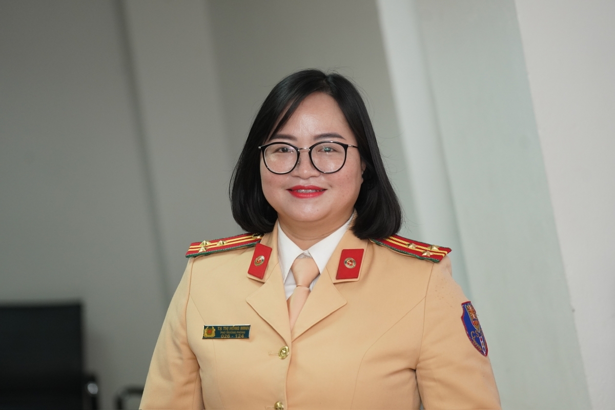 Thượng tá Tạ Thị Hồng Minh 