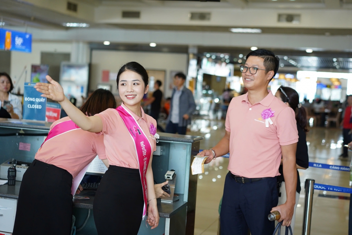 Trên chuyến bay đặc biệt này, hành khách sẽ được nhận những món quà mang màu sắc đặc trưng của chiến dịch như áo màu hồng có logo của Vietnam Airlines, thưởng thức trà sữa và nhận quà tặng xinh xắn màu hồn