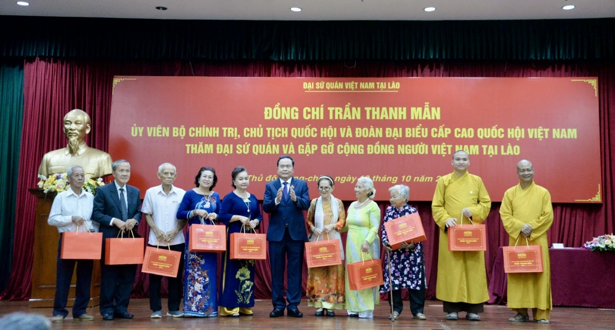 Chủ tịch Quốc hội Trần Thanh Mẫn trao đại diện 200 phần quà tặng bà con cộng đồng người Việt Nam tại Lào
