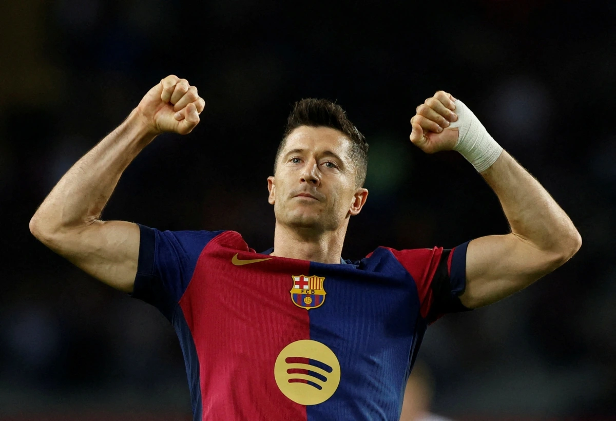 Lewandowski ghi cú đúp trong chiến thắng của Barca. (Ảnh: Reuters).