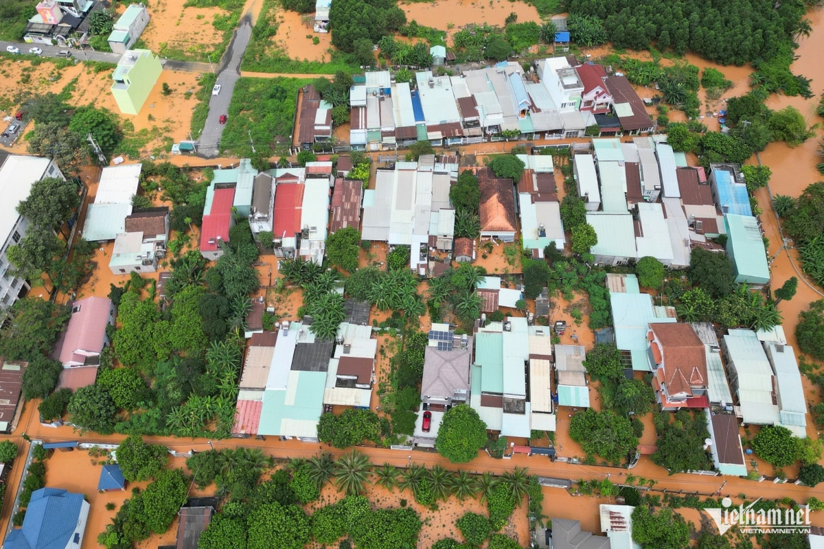 Hundreds of households in Phuoc Tan ward of Bien Hoa city in Dong Nai province are left flooded due to the continuous heavy rain coupled with the rapidly rising floodwaters coming from upstream.