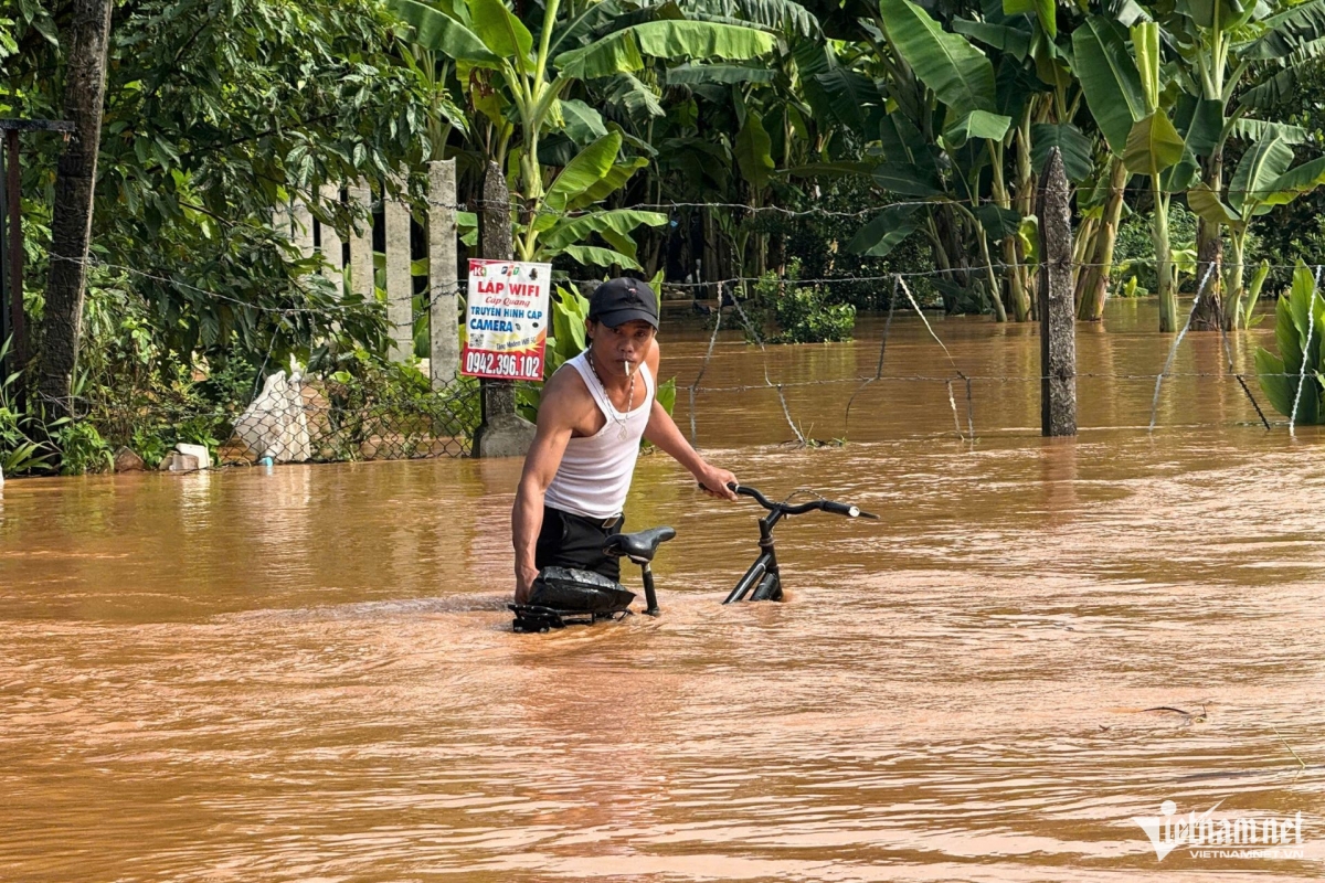 Water from the upstream area of Buong river poured into Bien Hoa, leading to dangerous conditions, according to local authorities.