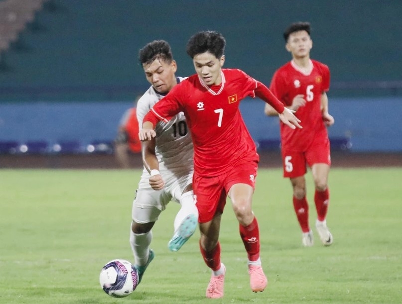 Vietnamese football players try to put pressure on their opponents but spurned chances to break the duck.