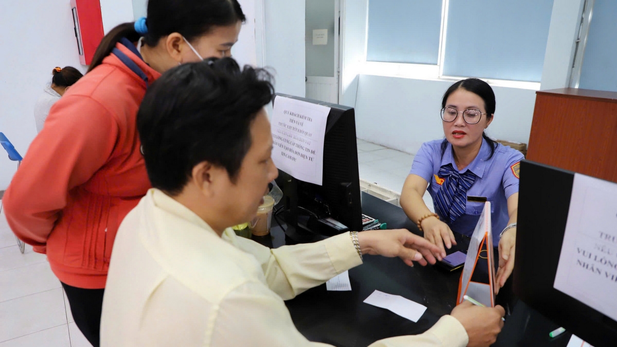 Nhân viên nhà ga hướng dẫn khách hàng (ảnh T.K)