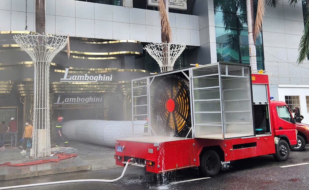 Gần 11h30 phút mà cảnh sát vẫn phải dùng máy hút khói ra ngoài