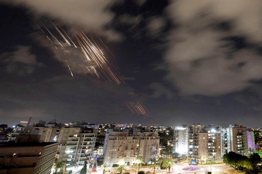 Hệ thống phòng không Vòm Sắt của Israel đánh chặn tên lửa sau khi Iran bắn một loạt tên lửa đạn đạo vào tối 1/10/2024 (Ảnh: Reuters)