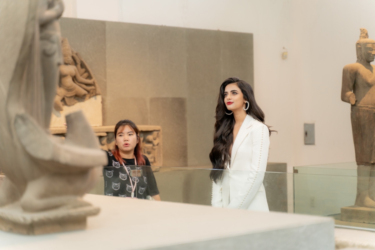 Ghé thăm Bảo tàng điêu khắc Chăm, hoa hậu Rhea Singha dành nhiều thời gian tìm hiểu về văn hóa và lịch sử của người Chăm Pa.