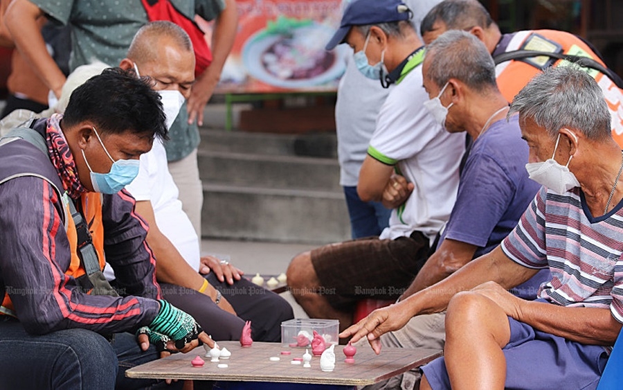 Người già Thái Lan chơi cờ Ốc. Ảnh: Bangkok Post.
