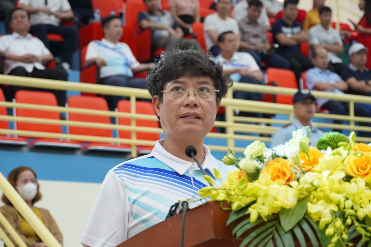 Trưởng Ban Tổ chức Giải Cầu lông toàn quốc lần thứ XIX, Tổng Biên tập Báo Thanh tra Nguyễn Tuấn Anh phát biểu tại Lễ khai mạc. Ảnh: Ngọc Giàu