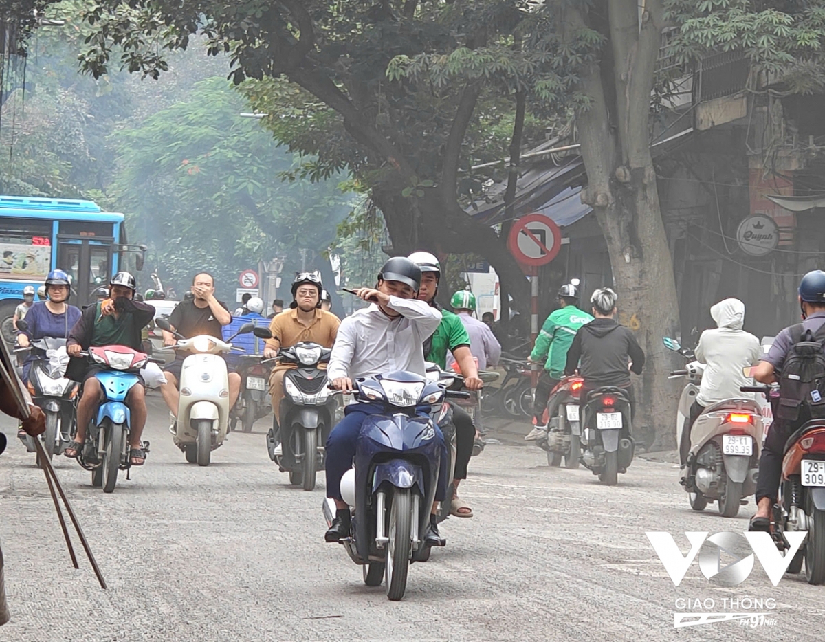 Trên nhiều con đường, tuyến phố, người tham gia giao thông lại phải đi sau những chiếc xe đang phun ra khói đen kịt thì càng thêm ngột ngạt, khó thở.