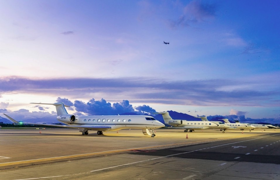 The jets bring a total of 50 high-profile customers, including billionaires and Gulfstream’s operating partners, to attend the company's annual customer conference.