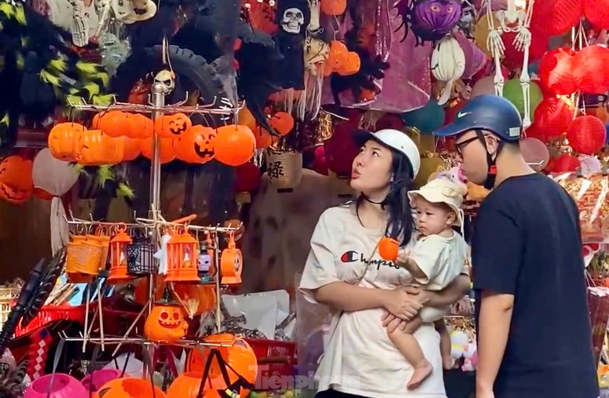 Among children, princess’ dresses, superman outfits, and witches’ costumes prove to be the most popular items.