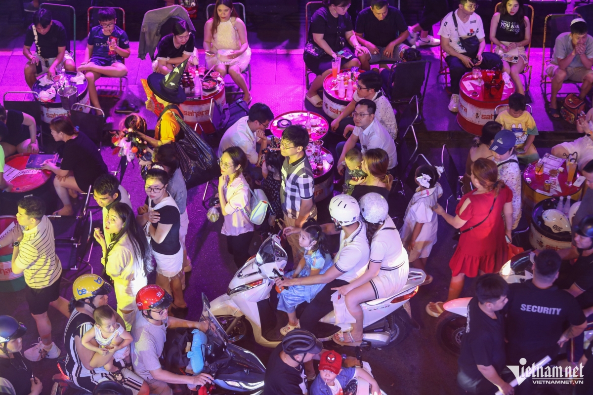 Bui Vien street is packed full of people on the night of October 30.
