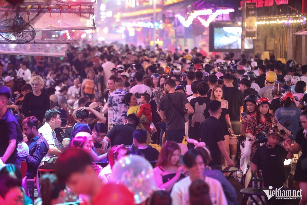 Ordinarily, a Halloween celebration is held on the last day of October. In Vietnam, it has become common for many people to celebrate on October 30. Youngsters and foreigners gather together in groups and draw the attention of passers-by.