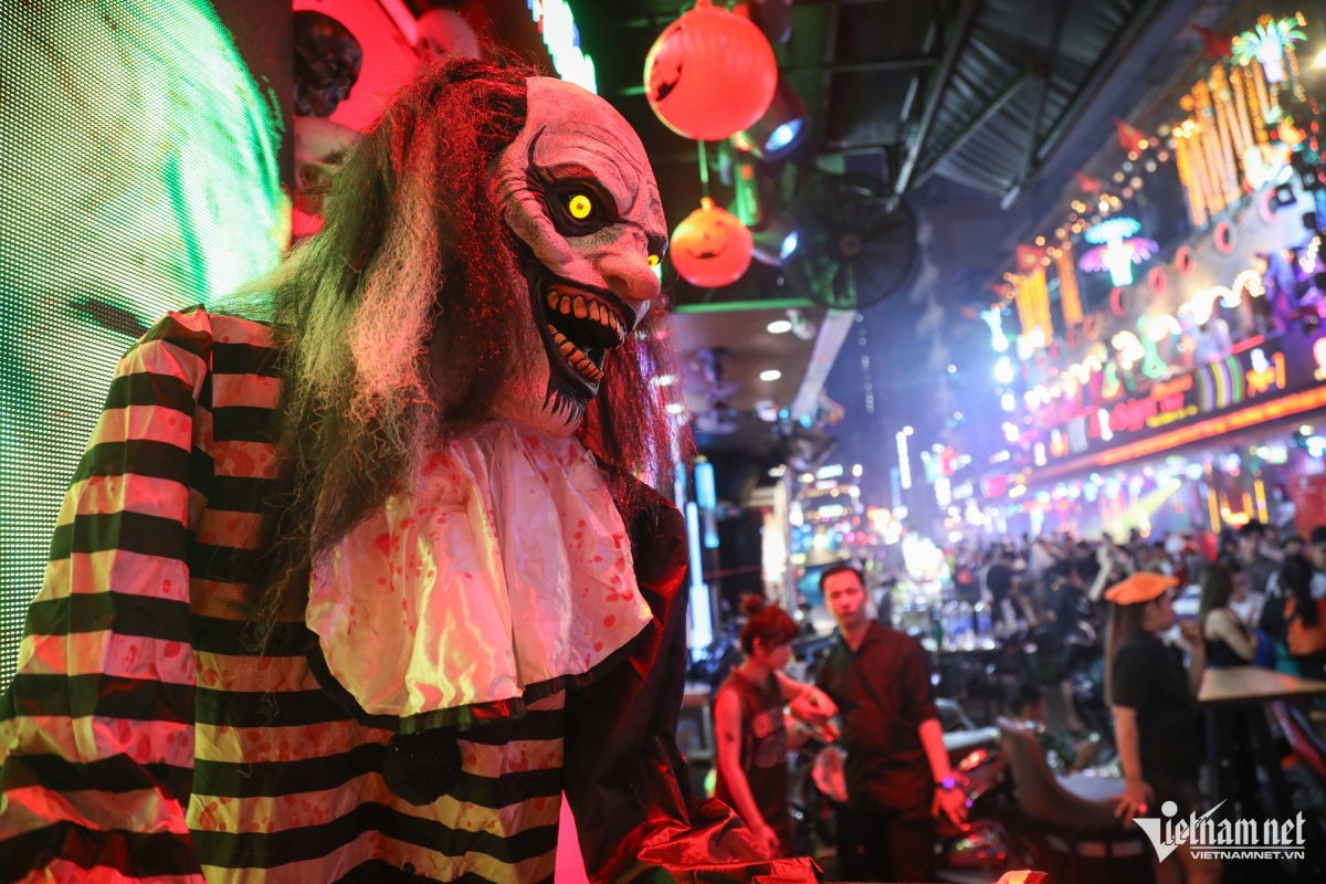 Pubs and restaurants along the street are decorated in the spirit of the celebration.