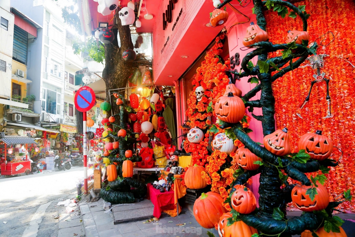 Pumpkin-shaped lanterns are always the most popular item on sale. Children carry them to travel from house to house, asking for treats using the phrase "Trick or treat".