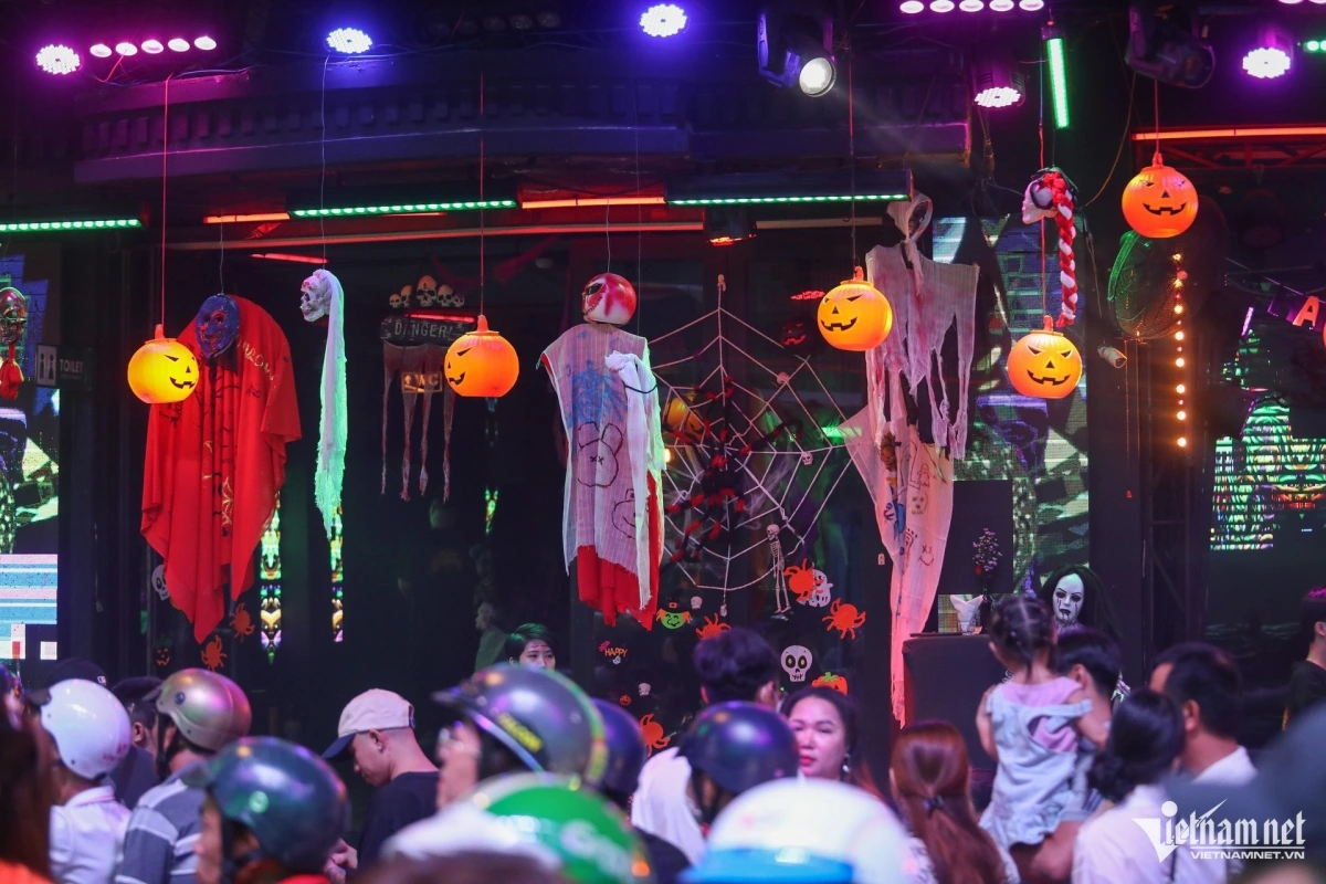 Many restaurants are decorated with festive items such as pumpkins and ghostly figures.