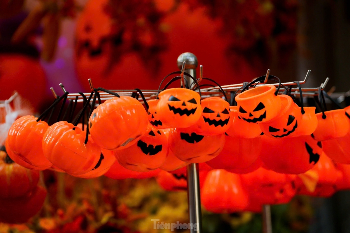 Pumpkin-shaped lanterns can be purchased for VND50,000 to VND100,000 each.