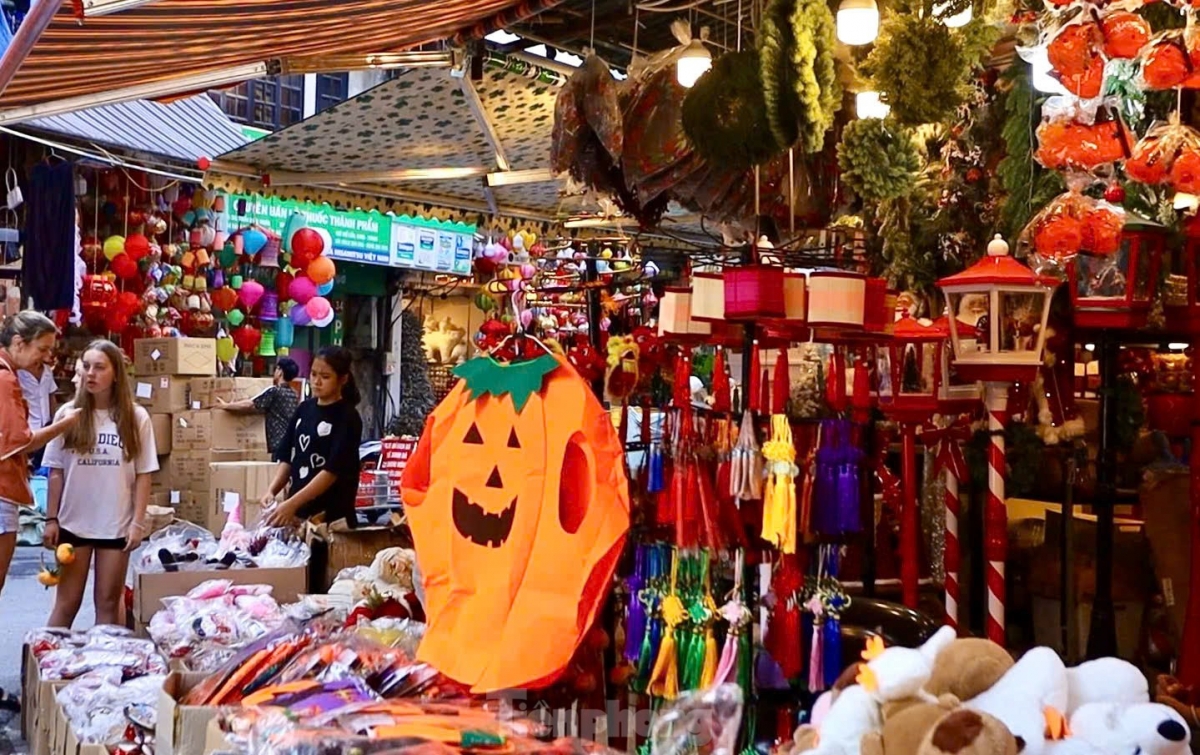 Shops located in Hanoi’s Old Quarter have a vast range of Halloween items on sale, with prices ranging from tens of thousands of VND to millions of VND.