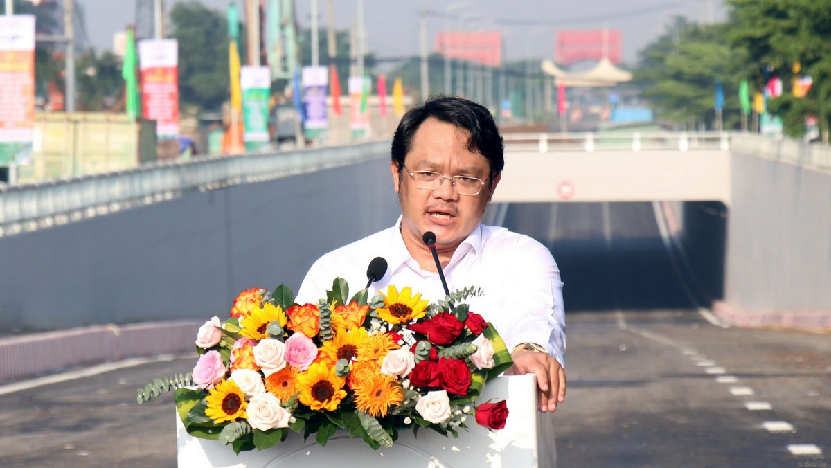 Ông Nguyễn Thanh Tuấn, Trưởng Ban điều hành Dự án đường bộ 4, Ban Quản lý dự án đầu tư xây dựng các công trình giao thông TP.HCM (chủ đầu tư) phát biểu (ảnh T.L)