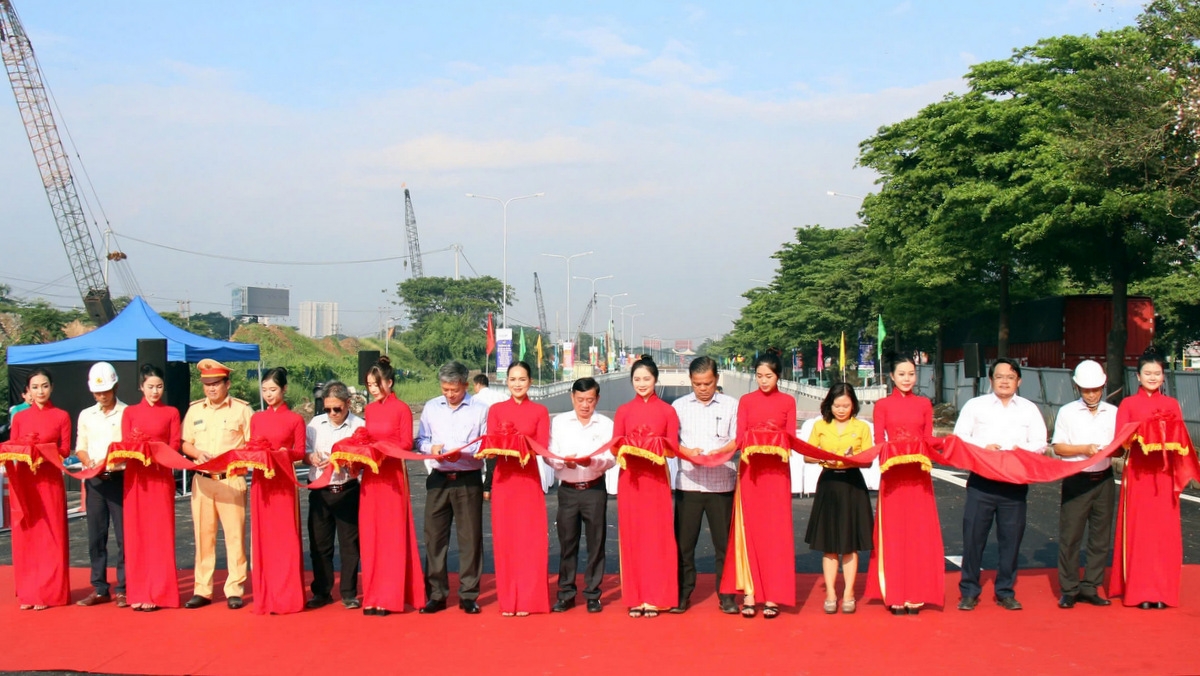 Nghi thức cắt băng khánh thành (ảnh T.L)