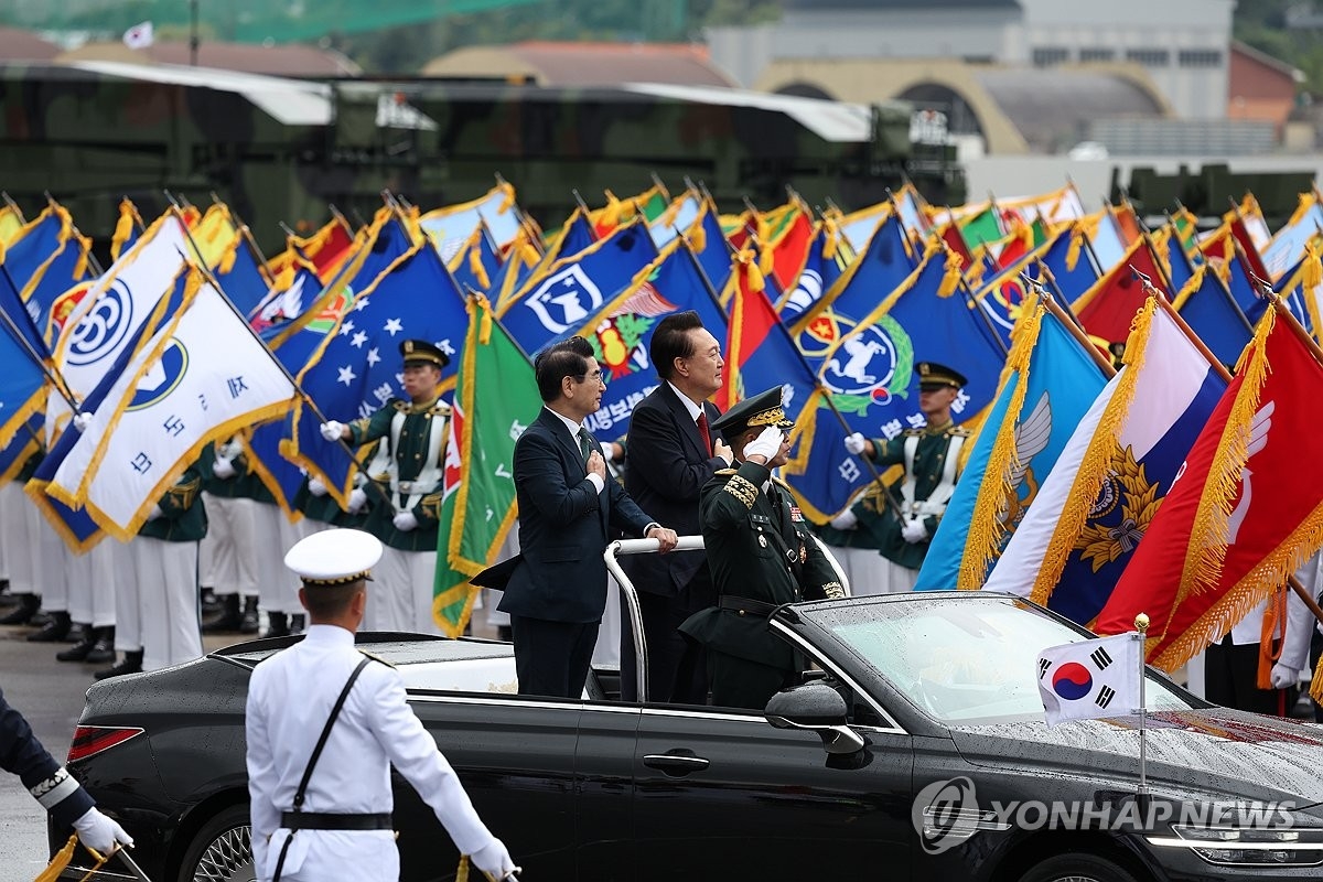 Tổng thống Yoon Suk Yeol (phải) và Bộ trưởng Quốc phòng Kim Yong-hyun (trái) kiểm tra các đơn vị quân đội trong buổi lễ kỷ niệm 76 năm Ngày Lực lượng Vũ trang Hàn Quốc ở Seoul, ngày 1/10/2024. Ảnh Yonhap