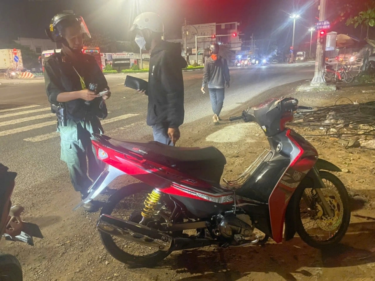 Công an Tiền Giang kiểm tra một đối tượng