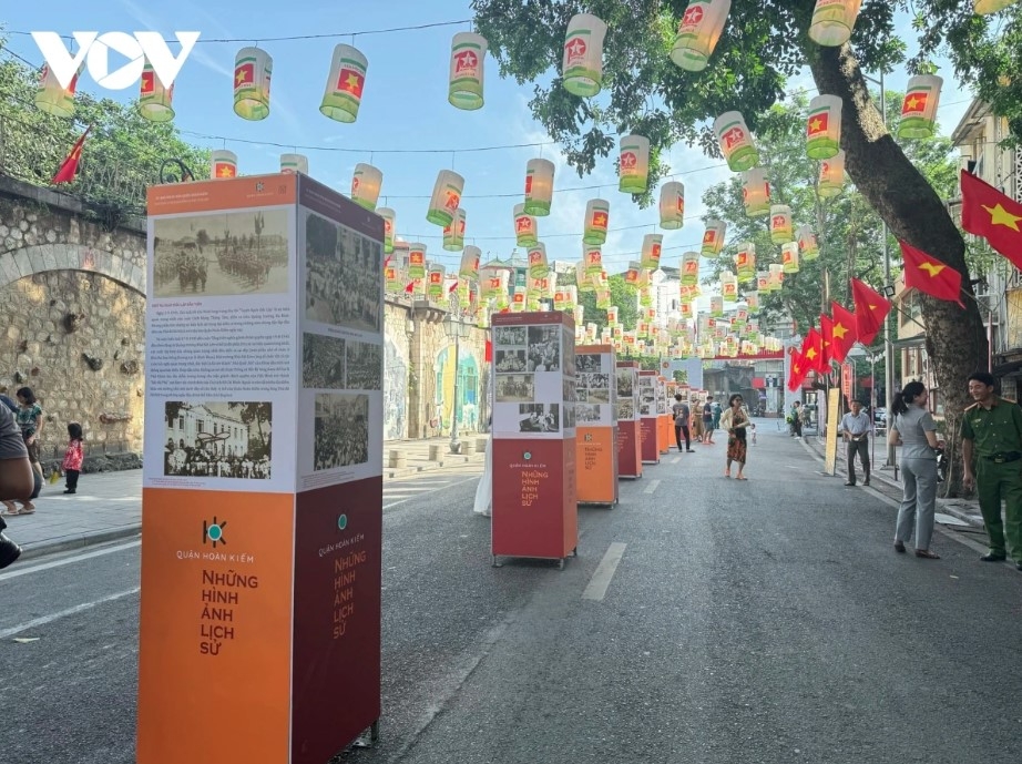 One exhibition, titled Ký Ức Hà Nội – 70 Năm (Hanoi Memories – 70 Years), depicts the capital during the nationwide resistance period of the military and citizens, leading up to the day the capital was taken over. This is being shown at the Phung Hung mural space.