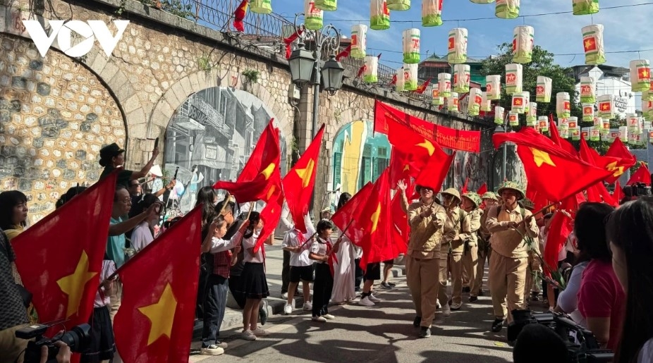 An image of Vietnamese People’s Army marching to the capital on October 10th, 1954, is re-enacted at the Phung Hung mural space.